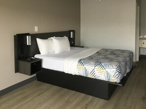 Minibar, bed sheets - Motel 6 Farmington Hills, MI - Northwest - Farmington Hills (Farmington Hills)