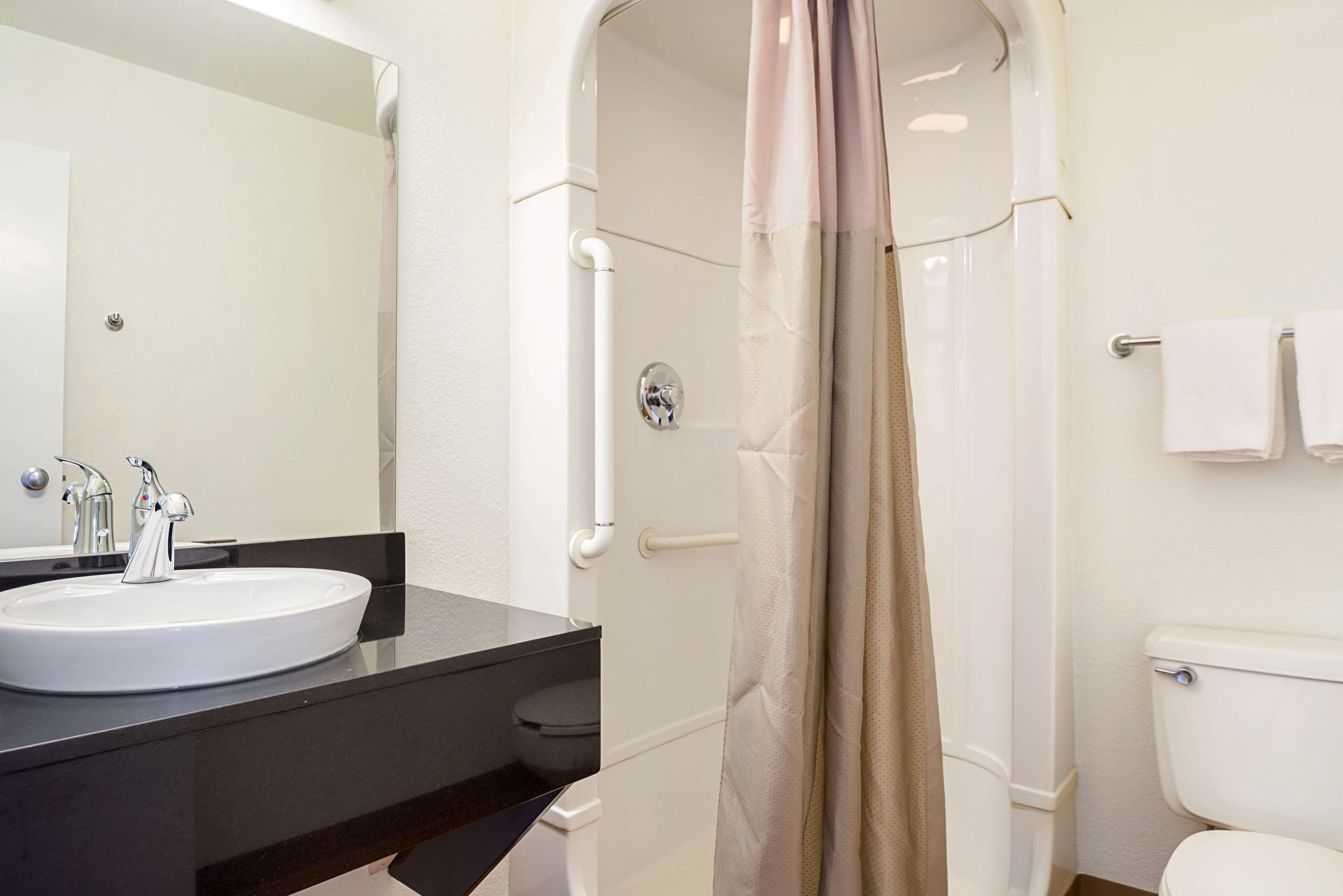Bañera con ducha, toallas