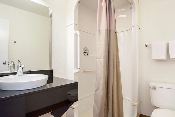 Ensemble douche/baignoire, serviettes fournies