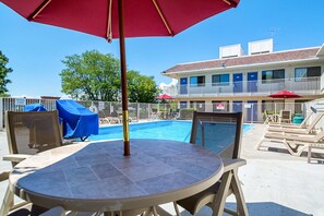 Outdoor pool - Motel 6 Pueblo, CO - I-25 (Pueblo)