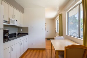 Private kitchenette - Motel 6 Pueblo, CO - I-25 (Pueblo)