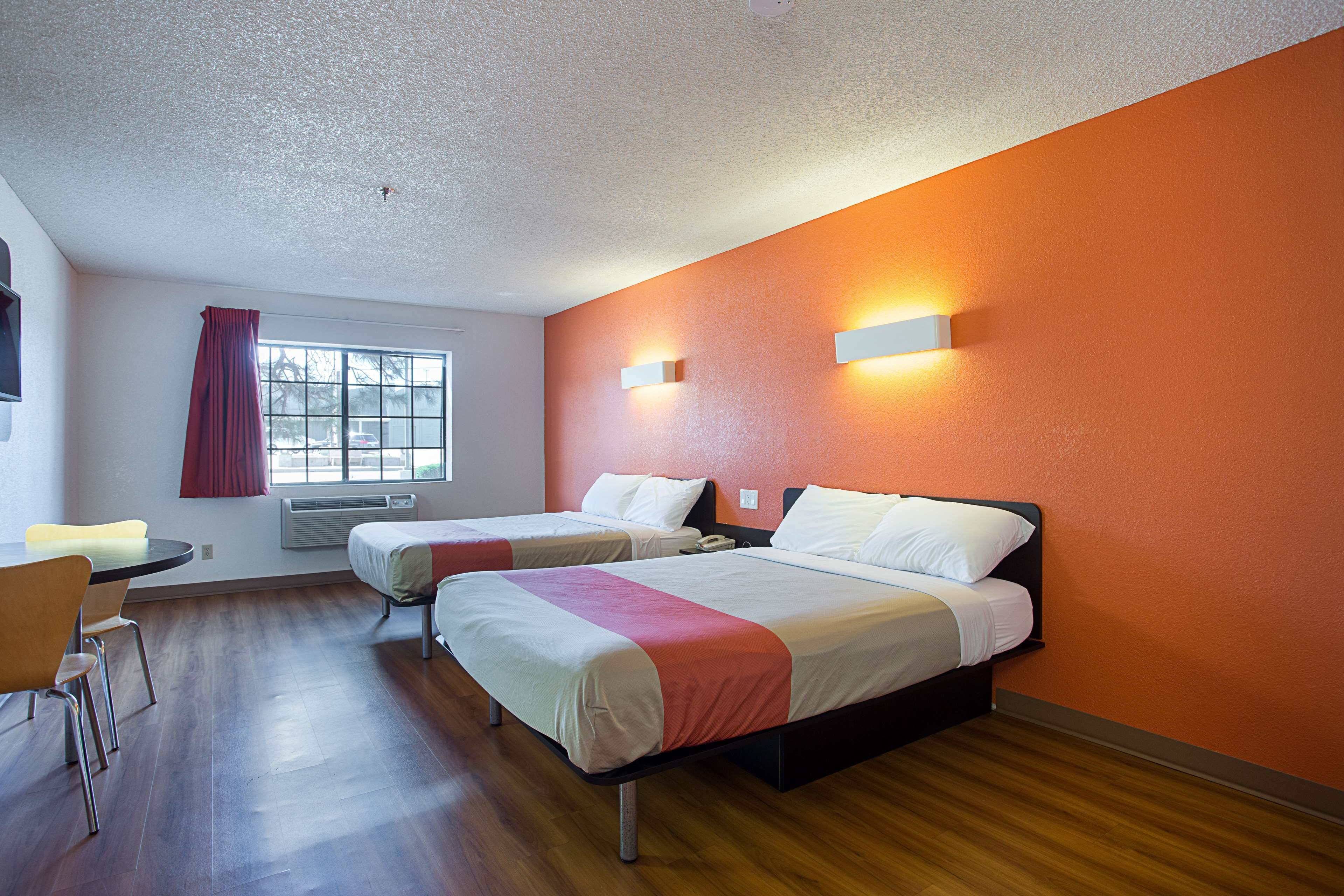 Rom – standard, 2 queensize-senger, ikke-røyk | Wi-fi (inkludert), sengetøy og vekkerklokke