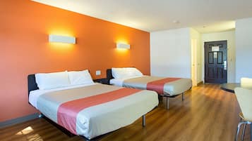 Habitación estándar, 2 camas de matrimonio, no fumadores | Wifi gratis, ropa de cama, despertador