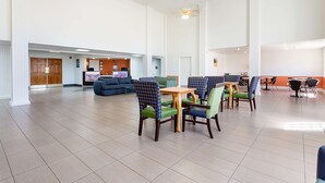 A spacious lobby with a reception area, seating arrangements, and a large open space. - Motel 6 Williams, AZ - West - Grand Canyon (Williams)