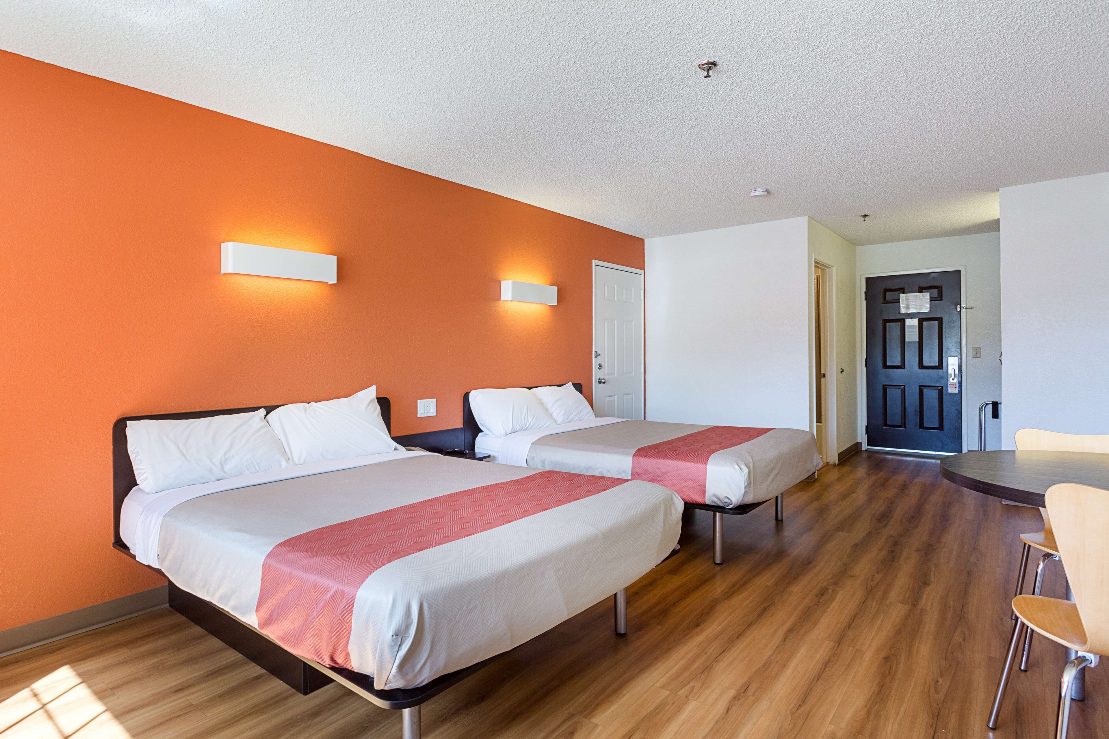 Habitación estándar, 2 camas de matrimonio, no fumadores | Wifi gratis, ropa de cama, despertador