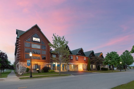 Exterior. Days Inn by Wyndham Mackinaw City/Bridgeview Area