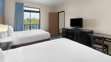 Suite, 2 Schlafzimmer, Nichtraucher, Balkon (4 Queen Beds) | Schreibtisch, Bügeleisen/Bügelbrett, Babybetten, kostenloses WLAN