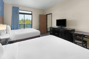Suite, 2 habitaciones, no fumadores, balcón (4 Queen Beds) | Escritorio, tabla de planchar con plancha, cunas (de pago) y wifi gratis