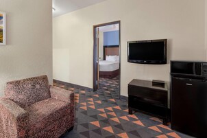 Quarto, 1 quarto, para não fumantes, sacada (2 Queen Beds, Bridge View) | Escrivaninha, ferros/tábuas de passar roupa, berços (sobretaxa)
