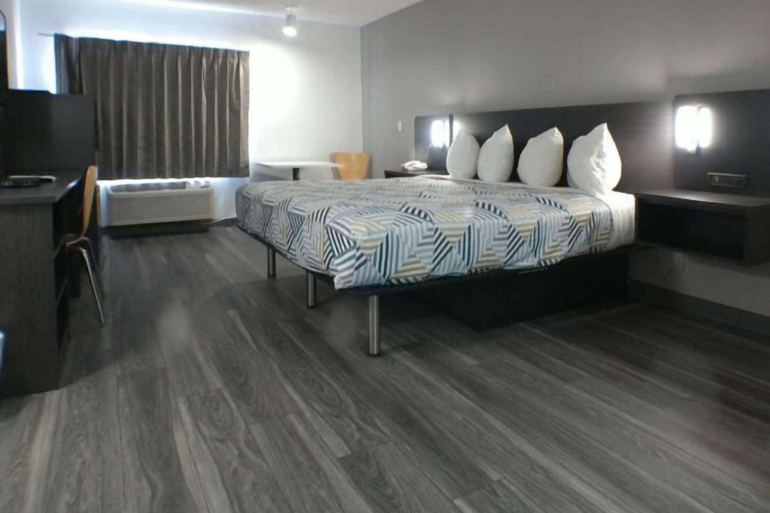 遮光カーテン、WiFi (無料)、ベッドシーツ、アラーム付き時計