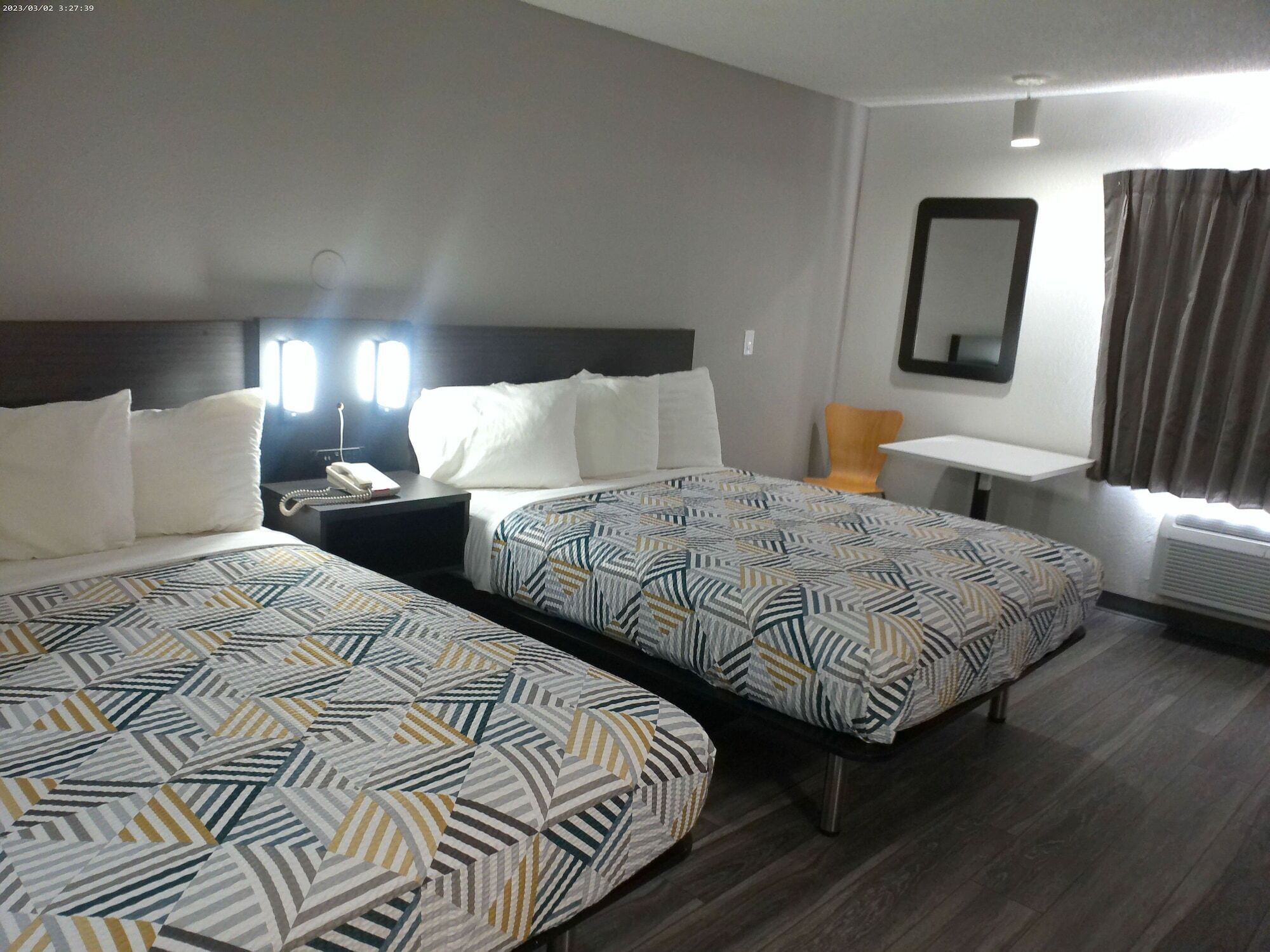 Verdunkelungsvorhänge, kostenloses WLAN, Bettwäsche, Wecker