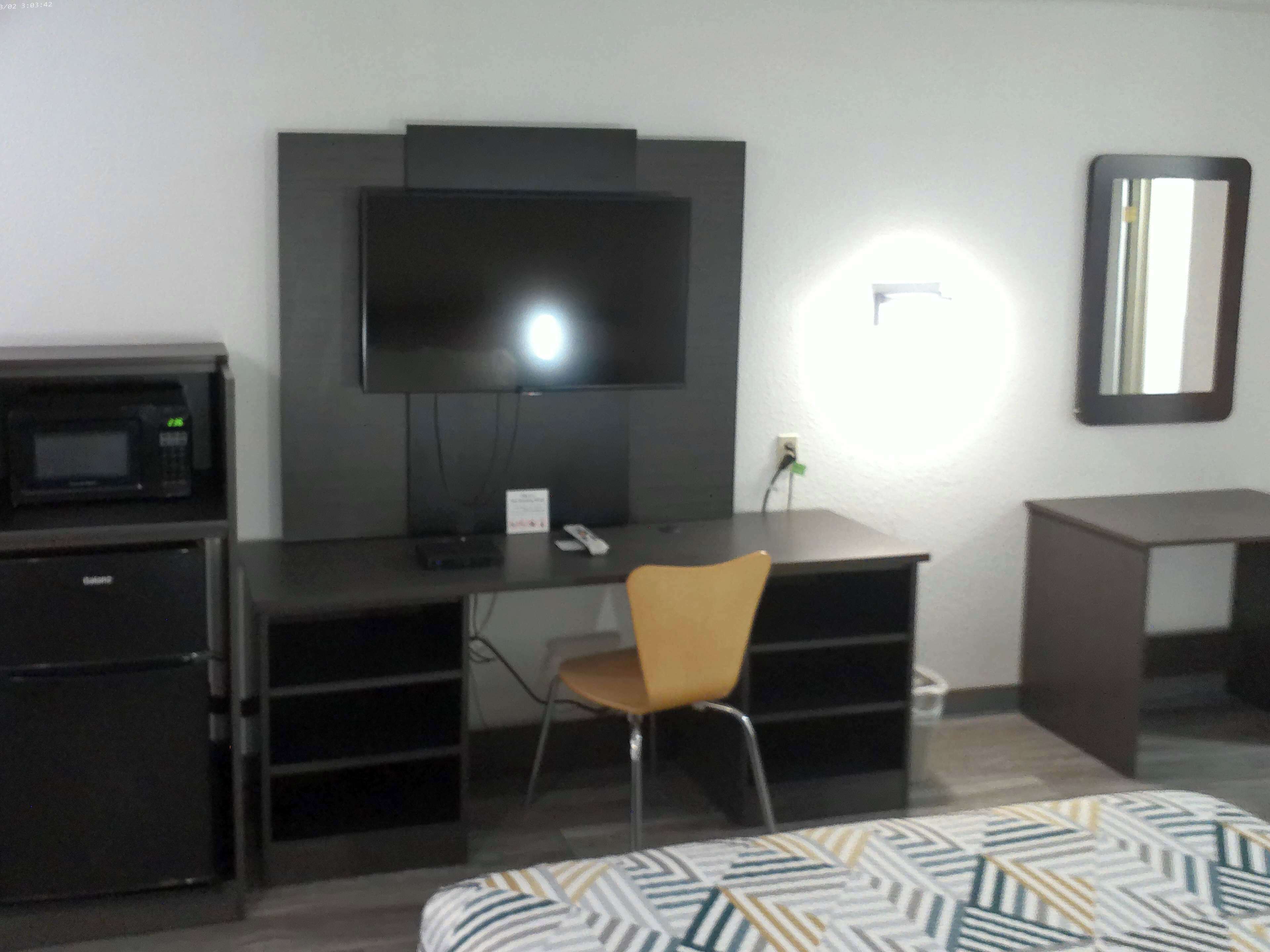 Standard Room, 1 Queen Bed, Accessible, Non Smoking | Blackout drapes, WiFi (free), alarm clocks, bed sheets