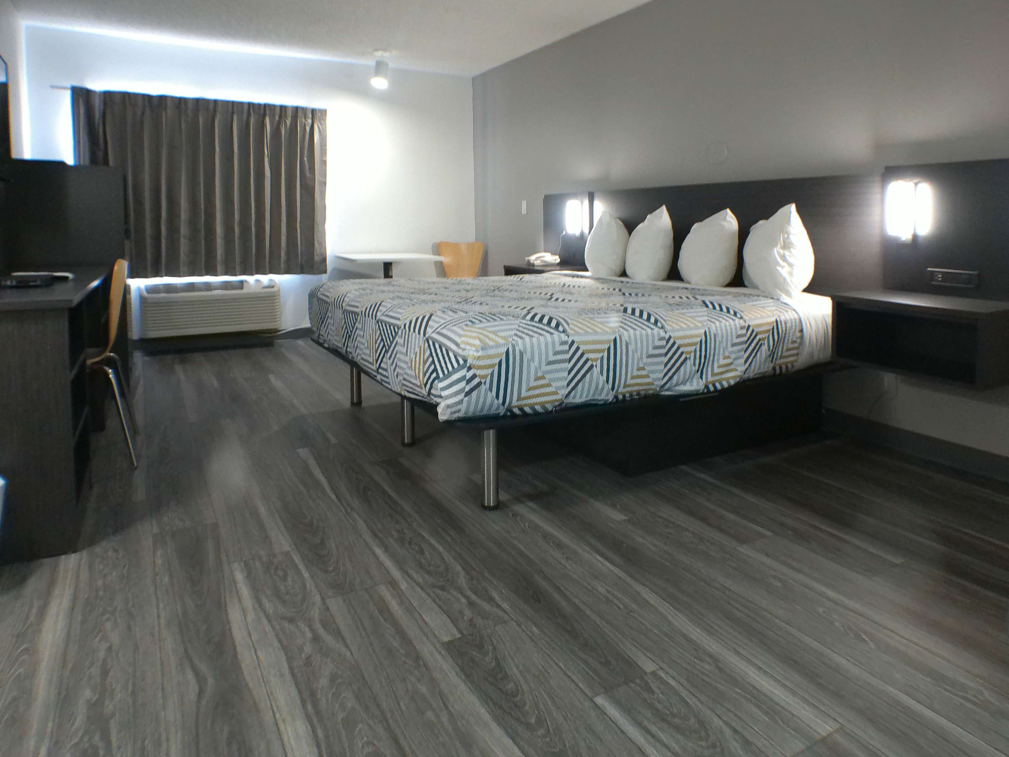 Standard Room, 1 King Bed, Non Smoking | Blackout drapes, free WiFi, bed sheets, alarm clocks