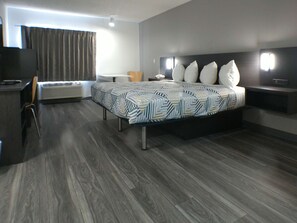 Standardzimmer, 1 King-Bett, Nichtraucher | Verdunkelungsvorhänge, kostenloses WLAN, Bettwäsche, Wecker