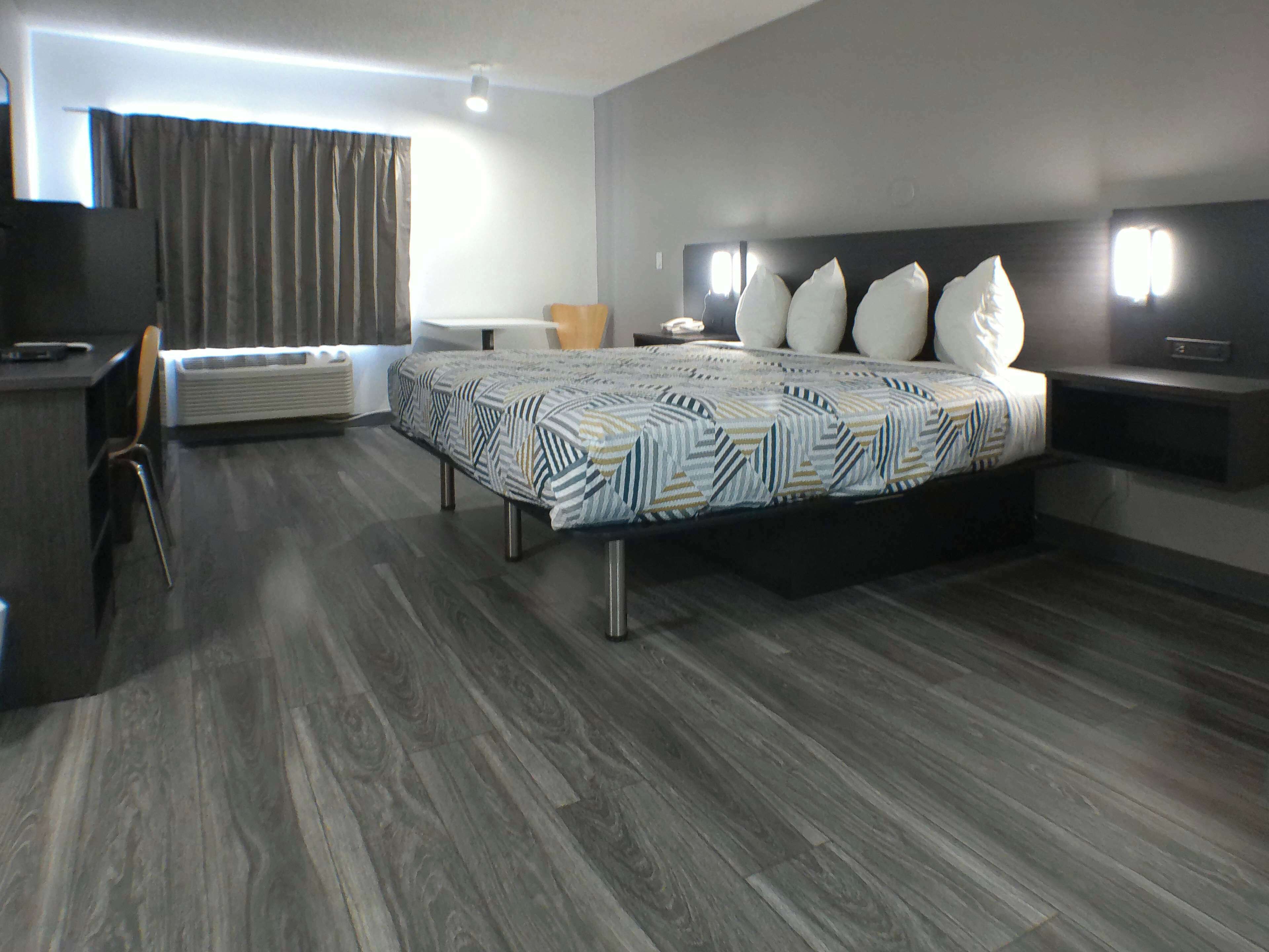 Rom – standard, 1 kingsize-seng, ikke-røyk | Blendingsgardiner, wi-fi (inkludert), sengetøy og vekkerklokke