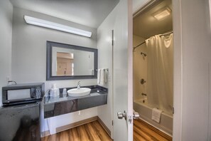 Shower, towels - Motel 6 Kerrville, TX (Kerrville)