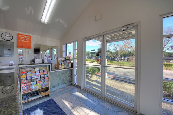 Lobby - Motel 6 Kerrville, TX (Kerrville)