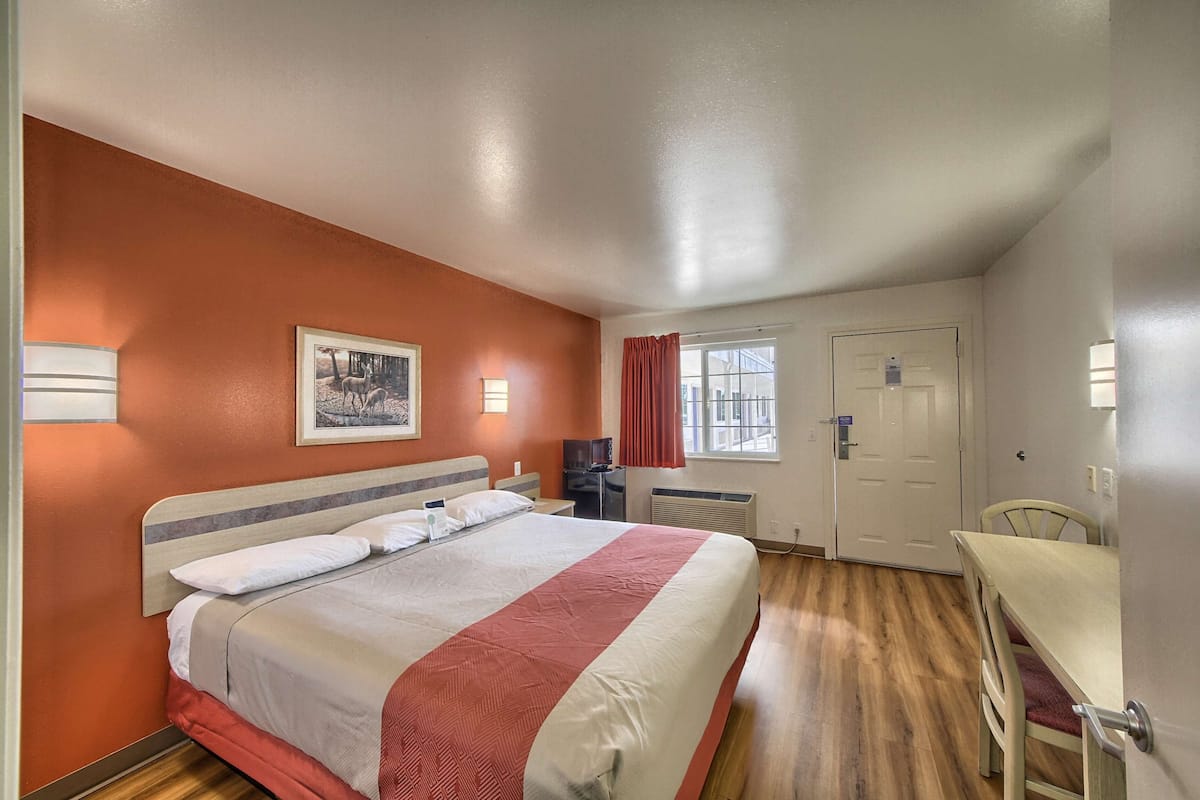 Laptopgeeigneter Arbeitsplatz, kostenloses WLAN, Bettwäsche