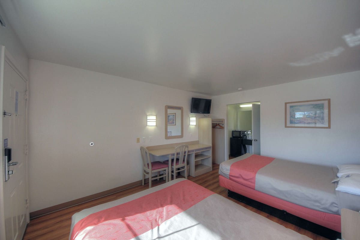 Laptopgeeigneter Arbeitsplatz, kostenloses WLAN, Bettwäsche