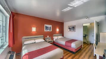 Espacio para trabajar con laptop, wifi gratis y ropa de cama