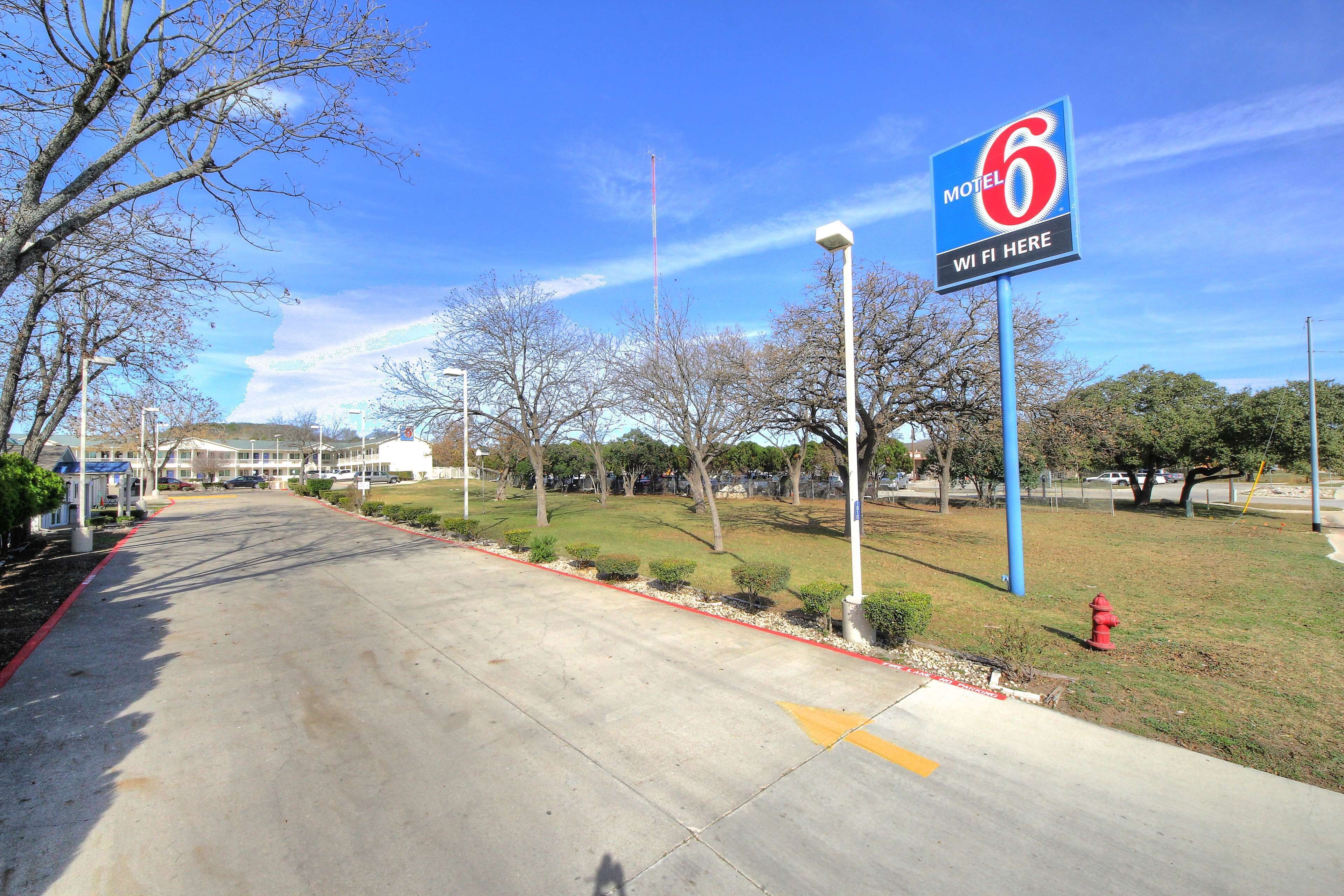 A motel sign with a number 6 and a WiFi symbol.