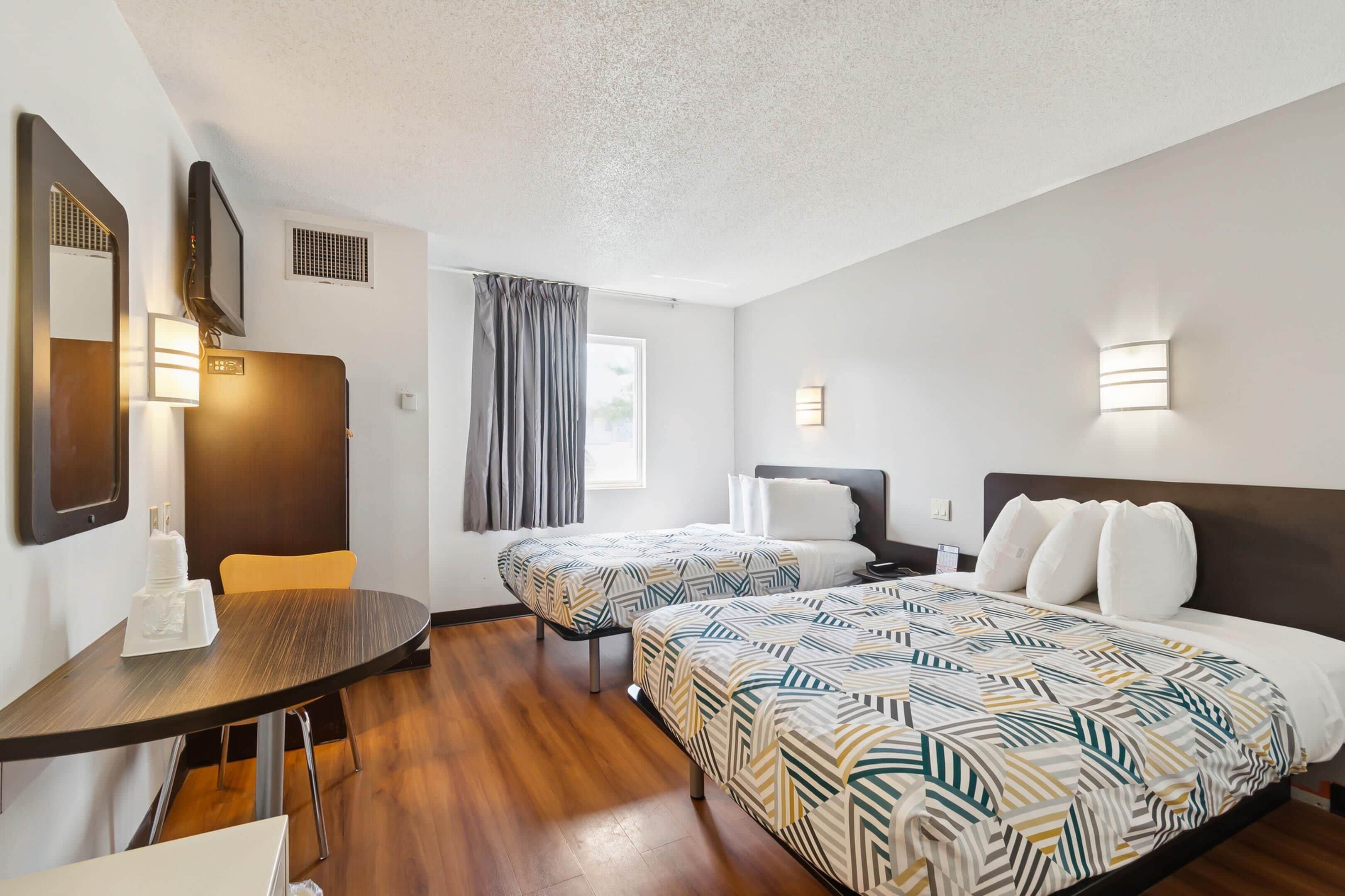 Zimmersafe, kostenloses WLAN, Bettwäsche