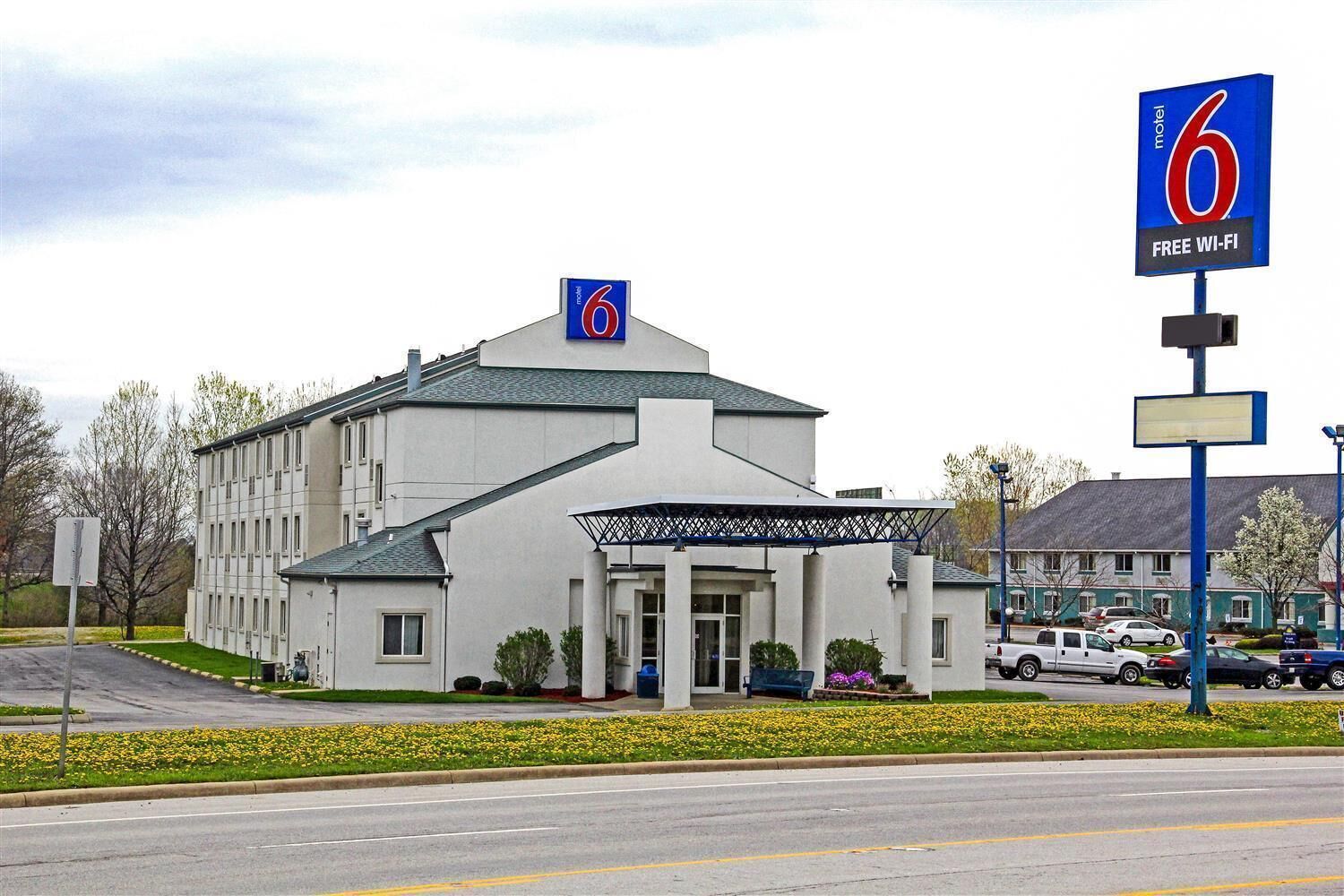 A motel with a prominent '6' sign and a 'FREE WI-FI' sign.