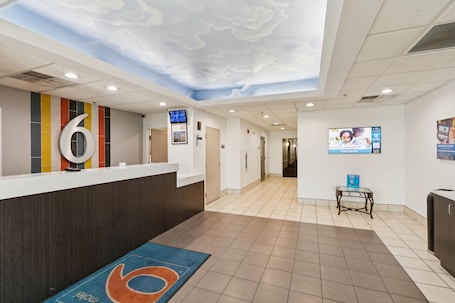 Lobby. Motel 6 Milan, OH - Sandusky