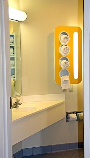 Standardzimmer, 1 Queen-Bett, barrierefrei, Nichtraucher | Badezimmer | Dusche, kostenlose Toilettenartikel, Handtücher