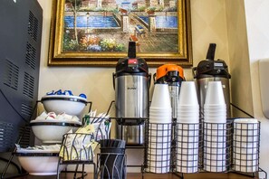 Free continental breakfast - Econo Lodge Meadville (Meadville)
