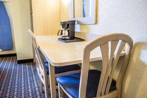 Desk, iron/ironing board, free cots/infant beds, free WiFi - Econo Lodge Meadville (Meadville)