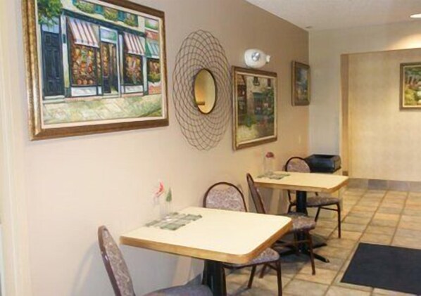 Free continental breakfast - Econo Lodge Meadville (Meadville)