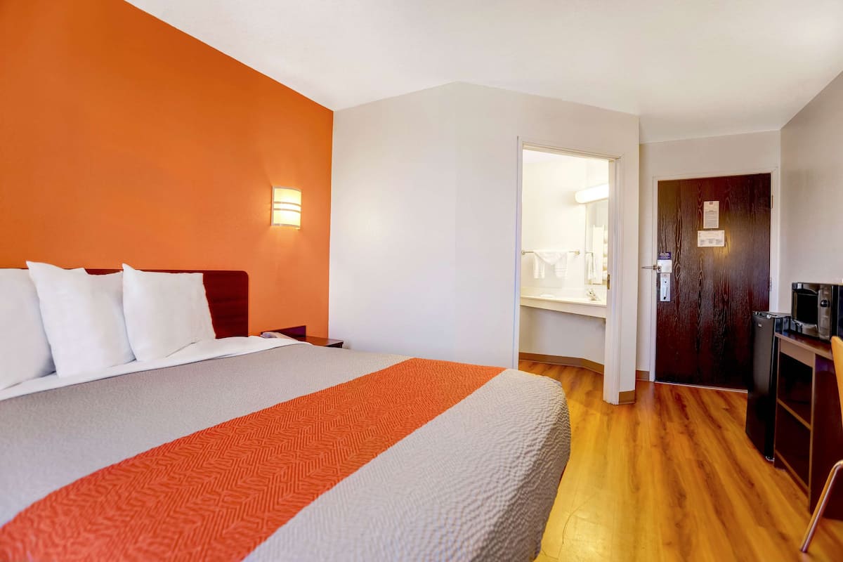 Minibar, free WiFi, bed sheets