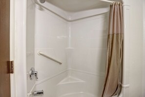 Combined shower/bathtub, towels - Motel 6 Benson, AZ (Benson)