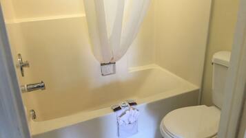 Combined shower/tub, hair dryer, towels