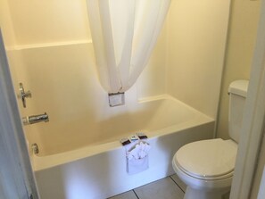 Combined shower/tub, hair dryer, towels - Rodeway Inn Hurricane - Zion National Park Area (Hurricane)