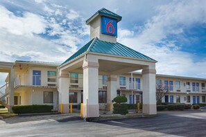 Front of property - Motel 6 Bells, TN - Brownsville (Bells)