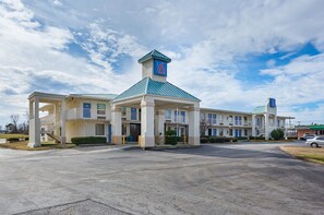 Front of property - Motel 6 Bells, TN - Brownsville (Bells)