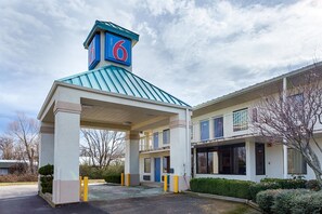 Front of property - Motel 6 Bells, TN - Brownsville (Bells)