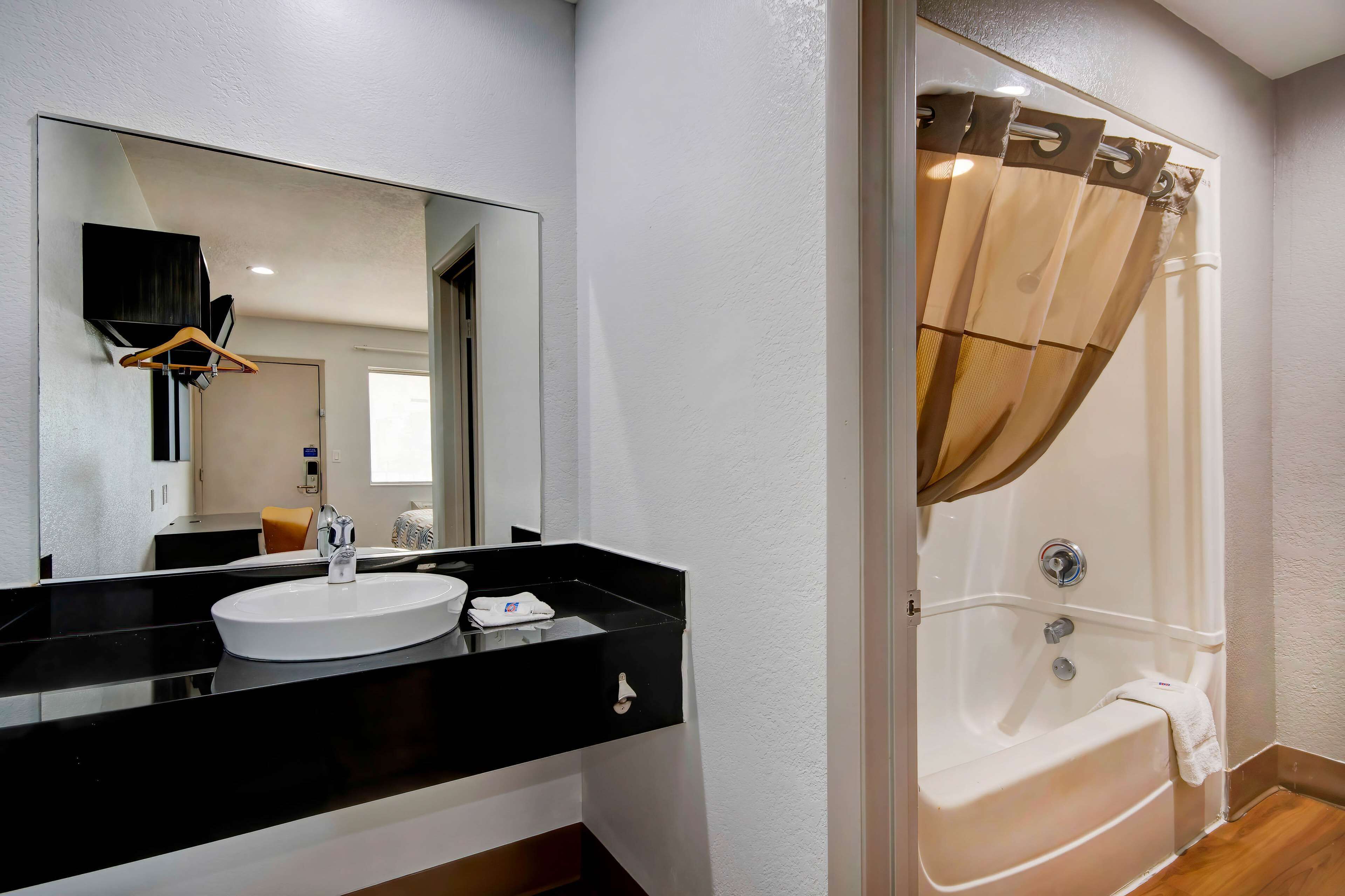 Habitació estàndard, 2 llits dobles, no fumadors | Bany | Combinació de dutxa i banyera i tovalloles 