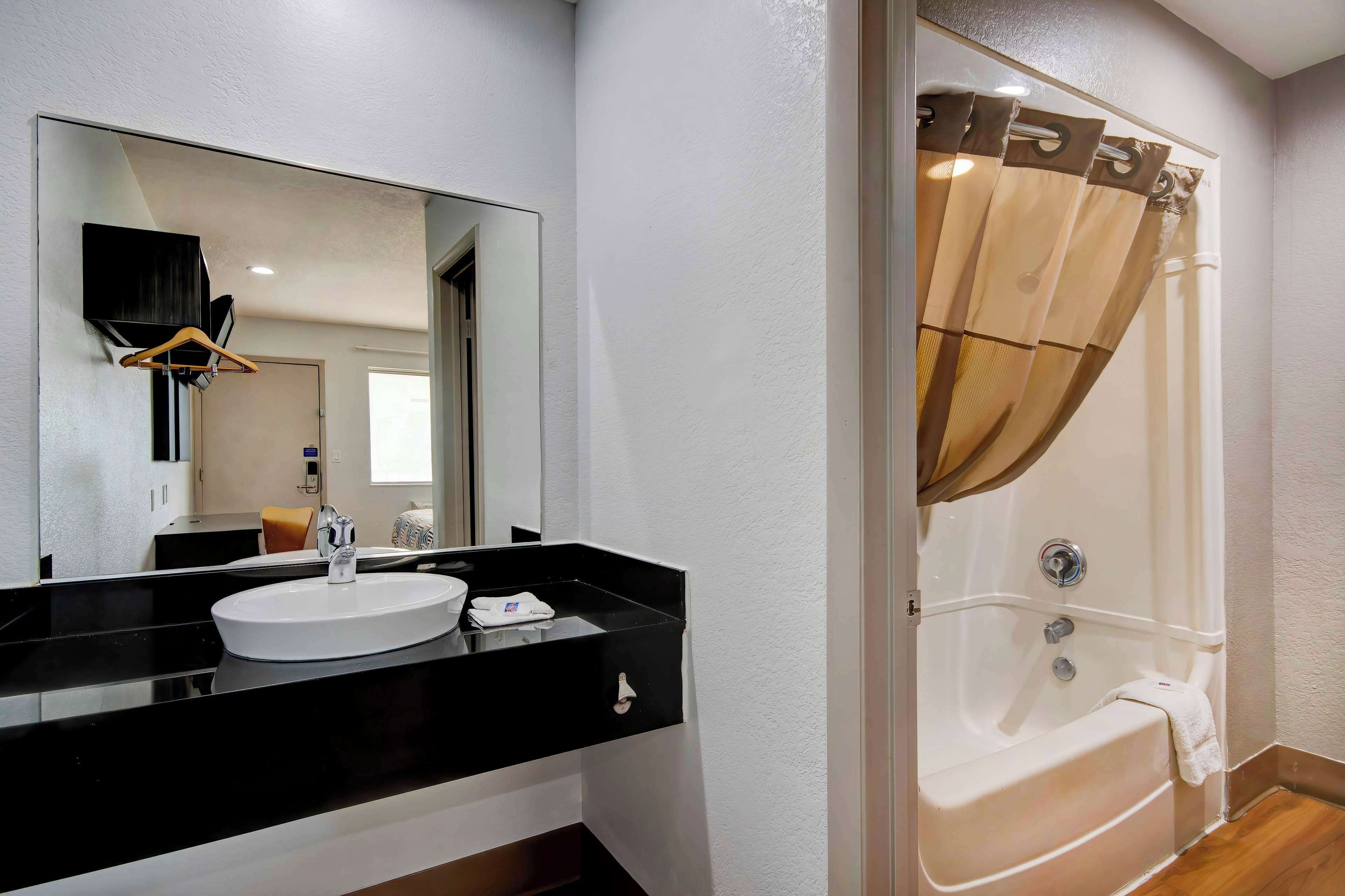 스탠다드룸, 더블침대 2개, 금연 | 욕실 | 샤워기/욕조 결합, 타월