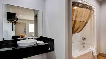 Habitación estándar, 2 camas matrimoniales, para no fumadores | Baño | Tina con regadera y toallas