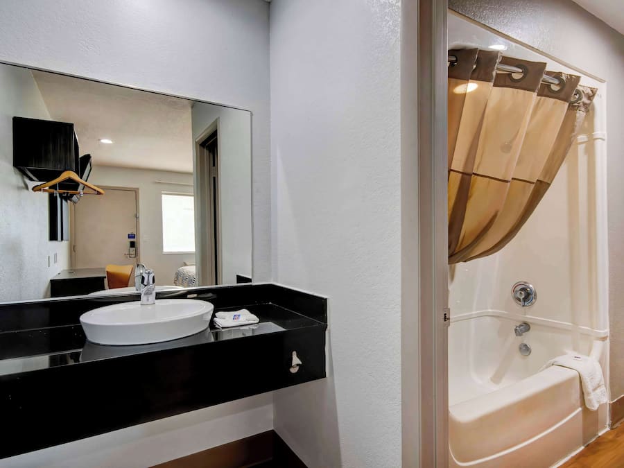 Standard Room, 2 Double Beds, Non Smoking | Bathroom | Combined shower/bathtub, towels