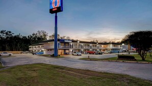 A motel with a large sign indicating it is number 6 and offers WIFI. - Motel 6 Port Allen, LA - Baton Rouge (Port Allen)