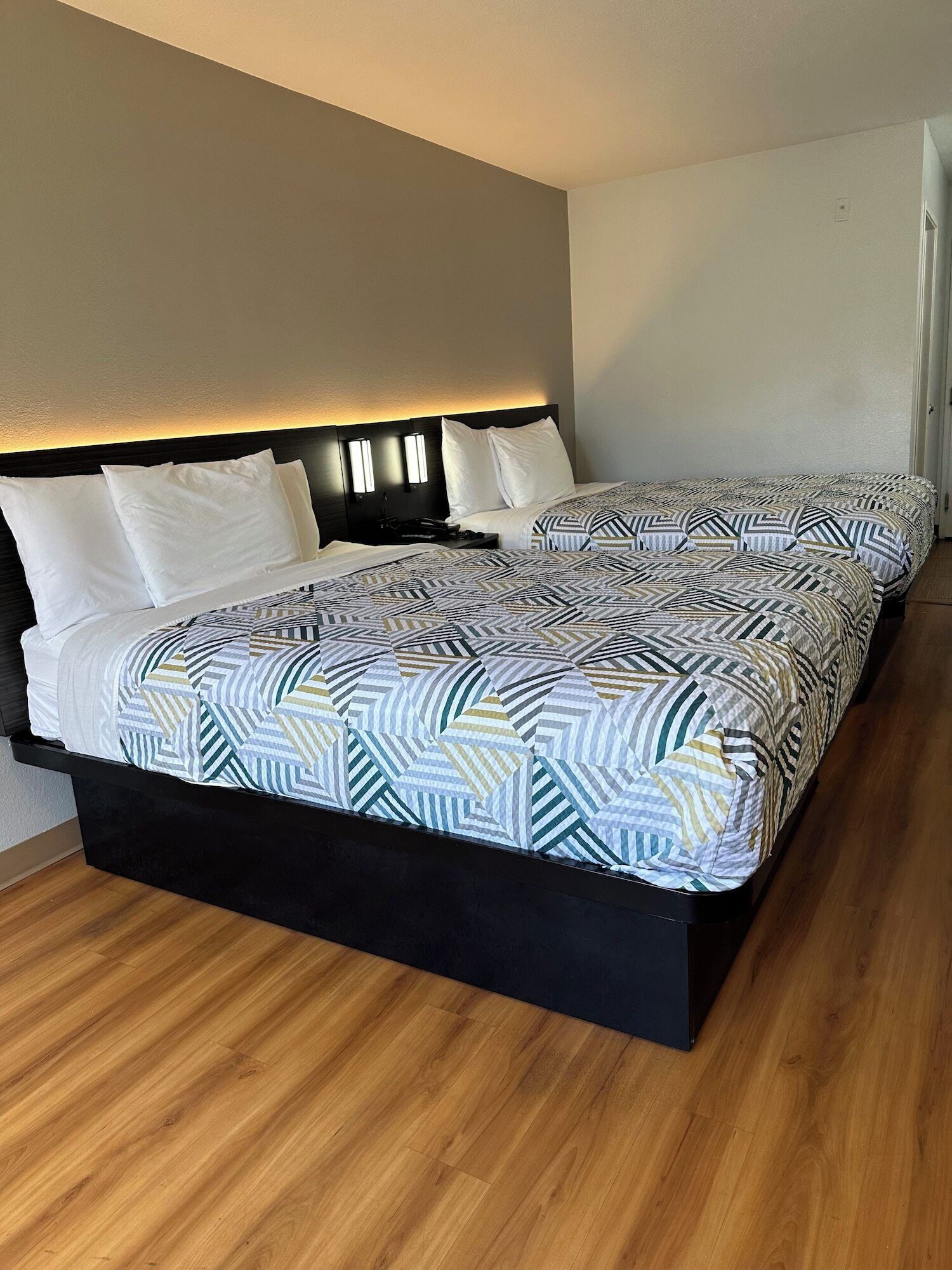 Wi-Fi ฟรี, ผ้าปูที่นอน, นาฬิกาปลุก