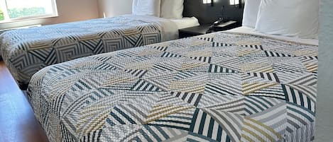 Kostenloses WLAN, Bettwäsche, Wecker