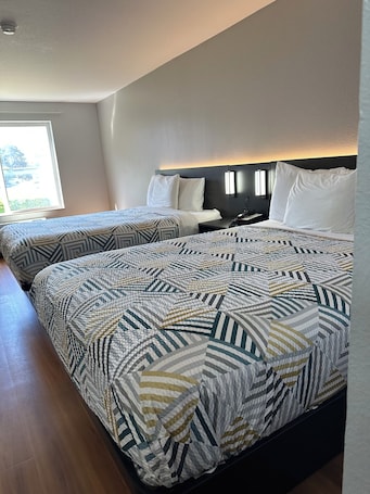 Free WiFi, bed sheets, alarm clocks. Motel 6 Seaside, OR