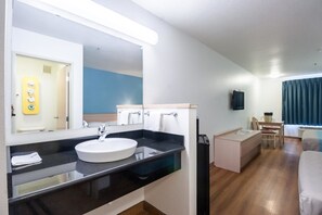 Combined shower/tub, hair dryer, towels, soap - Motel 6 Seaside, OR (Seaside)