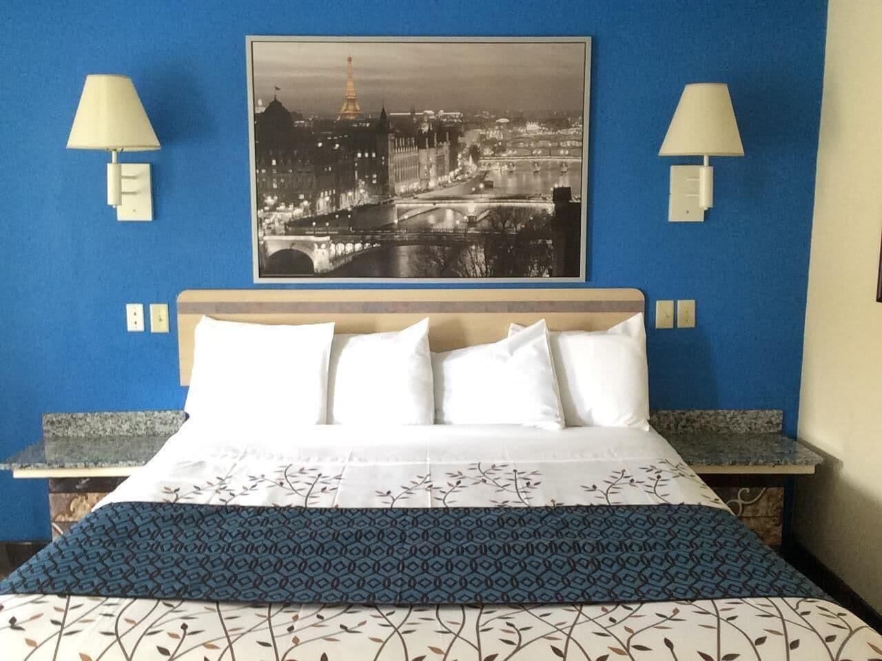 مكتب وأسرّة قابلة للطي وواي فاي مجانًا وملاءات أسرّة