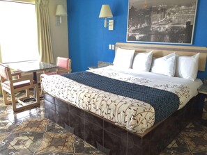 Escritorio, camas extra, wifi gratis y ropa de cama 